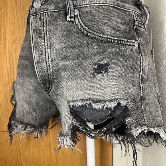 We the free loving good short. Distress w/ button fly zipper - Picture 3 of 6